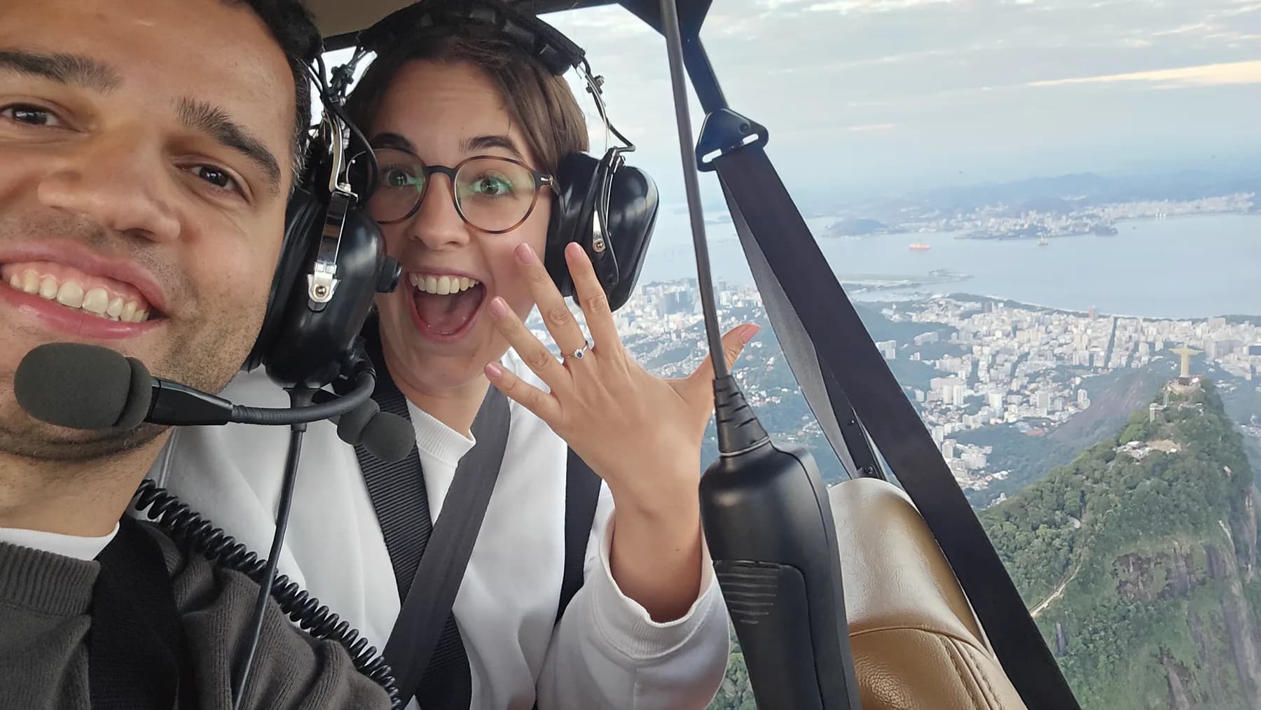 Cova y Claudio en helicóptero enseñando el anillo