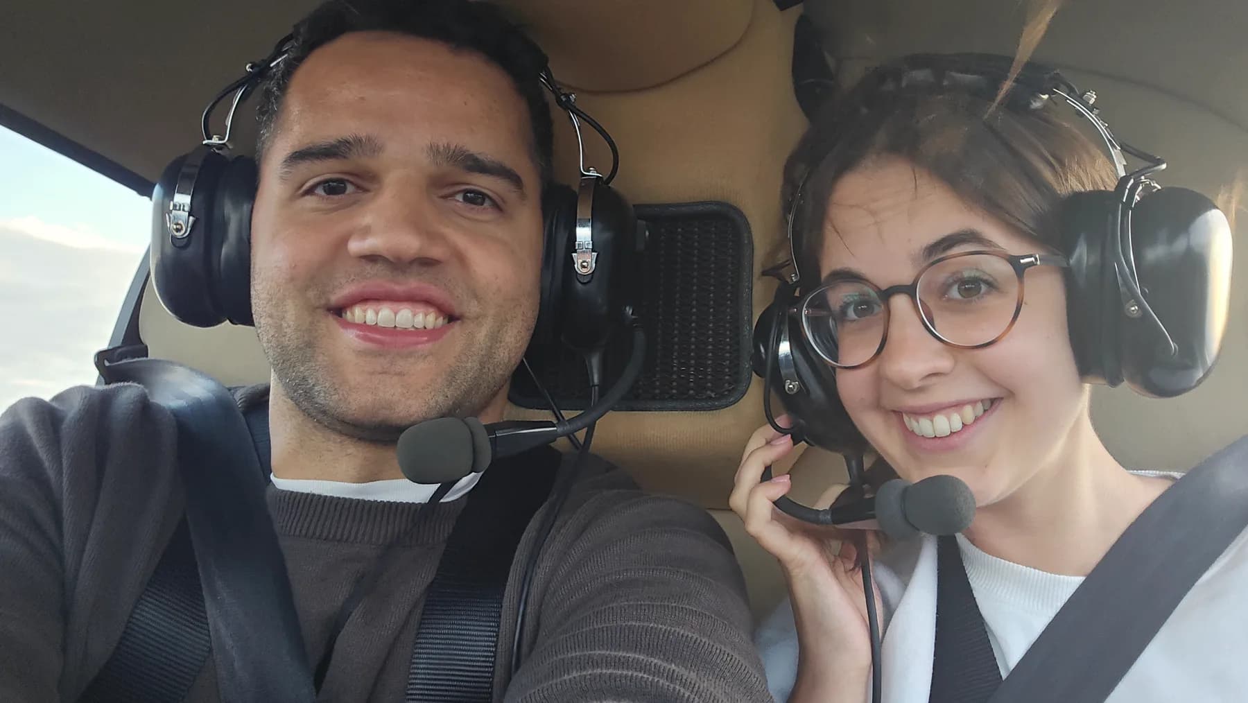 Cova y Claudio sonriendo dentro del helicóptero