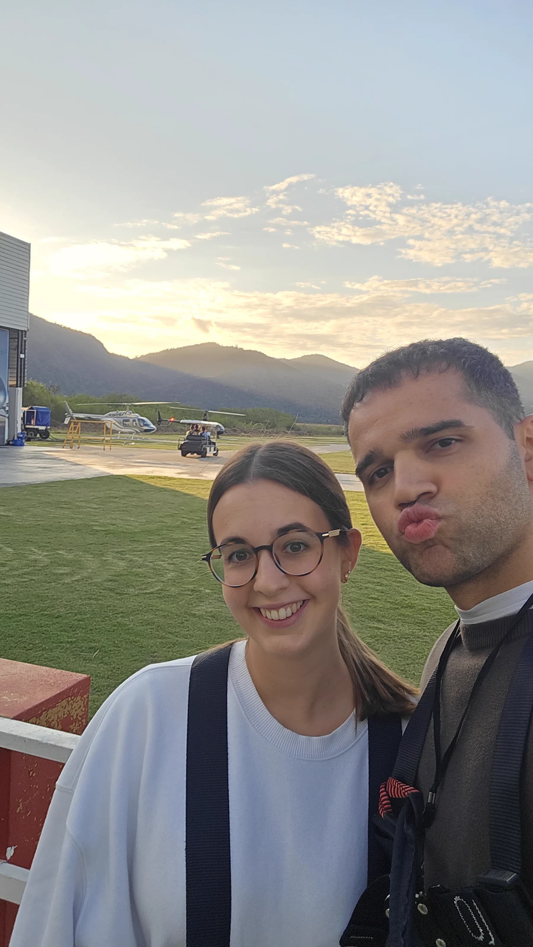 Cova y Claudio junto al helipuerto